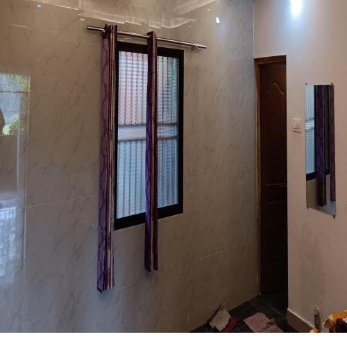 Un baño de Arundekar Home Stay In 2 Minutes Walk Beach AC Room