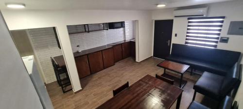 a dining room with a table and a kitchen at Casa cómoda y completa con 2 camas king size y 1 cama twin in Ciudad Juárez