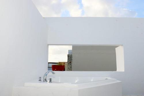 ein Badezimmer mit Waschbecken und Spiegel in der Unterkunft Grand Blue Playa in Playa del Carmen