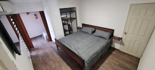 a small bedroom with a bed and a door at Casa cómoda y completa con 2 camas king size y 1 cama twin in Ciudad Juárez