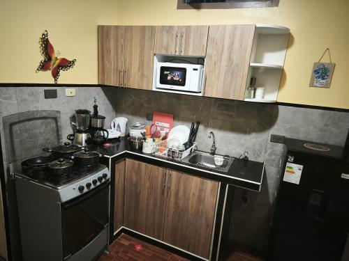 Kuchyň nebo kuchyňský kout v ubytování Departamento Moderno y Acogedor con aire acondicionado