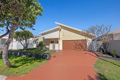 Taman di luar Splash House at Kingscliff - Pet Friendly with Pool