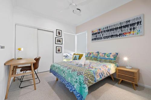 Katil atau katil-katil dalam bilik di Splash House at Kingscliff - Pet Friendly with Pool