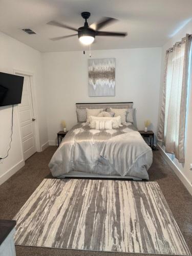 a bedroom with a bed and a ceiling fan at Cozy Contemporary Condo in Atlanta