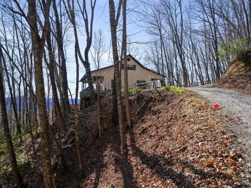 a house on the side of a dirt road at Lazy Bear Retreat Mountain Views-Hot Tub-FirePit in Whittier