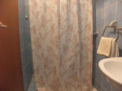 einen Duschvorhang im Bad mit Waschbecken in der Unterkunft Apartment Barbat 22 in Barbat na Rabu