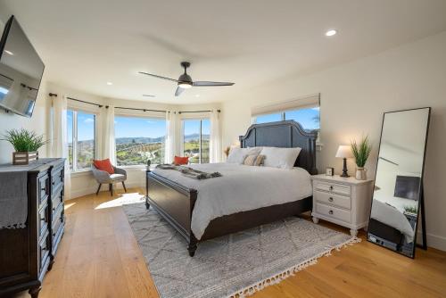 a bedroom with a large bed and a mirror at Mira Vista Manor in Paso Robles