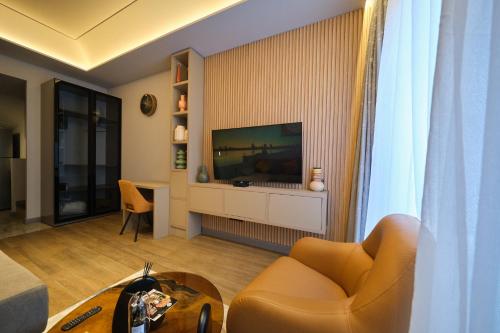 Μια τηλεόραση ή/και κέντρο ψυχαγωγίας στο The Diamond In City Luxury Suites By ZENORA Living