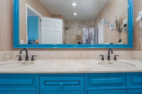 a bathroom with two sinks and a blue mirror at Sonoran Sea in Campo del Medio