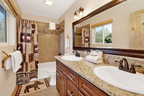 ein Badezimmer mit Waschbecken, Toilette und Spiegel in der Unterkunft Skyline lodge #2353 in Big Bear Lake