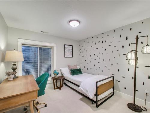 - une chambre avec un lit et un mur avec de nombreux aimants dans l'établissement Blue Sky Bungalow, à Boise