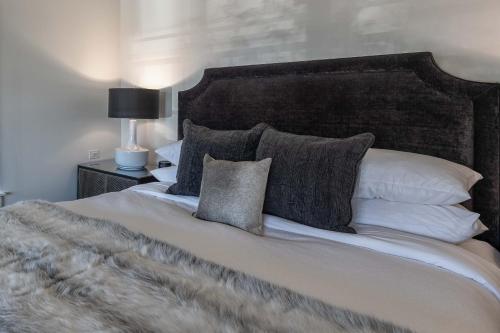 Una cama o camas en una habitación de 121 Hotel by AvantStay Modern Comfort in Nashville's West End