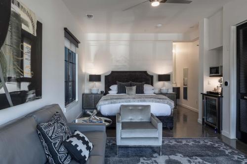 Una cama o camas en una habitación de 121 Hotel by AvantStay Modern Comfort in Nashville's West End
