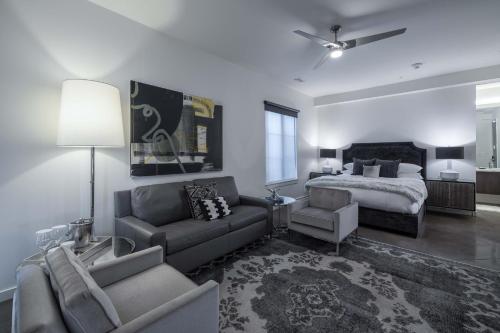 Una cama o camas en una habitación de 121 Hotel by AvantStay Modern Comfort in Nashville's West End