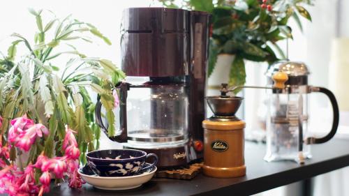 a blender sitting on top of a table with flowers at Joy House in Imari