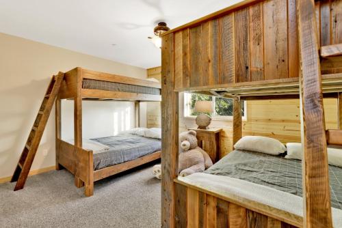 1 Schlafzimmer mit 2 Etagenbetten und einer Treppe in der Unterkunft Skyline lodge #2353 in Big Bear Lake