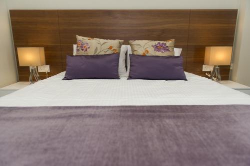 Postel nebo postele na pokoji v ubytování Manolia City Residences