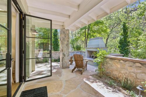 Ein Balkon oder eine Terrasse in der Unterkunft Sedona Views B&B and Luxury Creekside Cabins