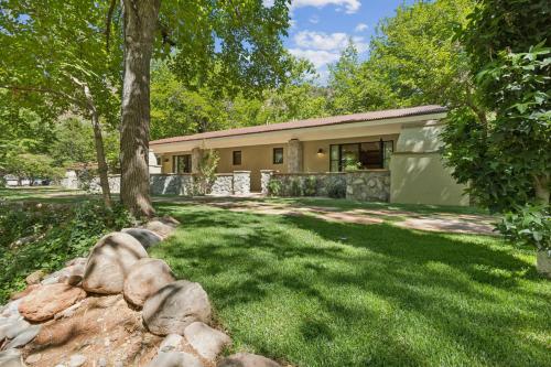 ein Haus mit einem Hof mit Felsen davor in der Unterkunft Sedona Views B&B and Luxury Creekside Cabins in Sedona