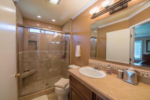 Un baño con ducha, lavabo e inodoro. en Golfer's Getaway, en Nipomo