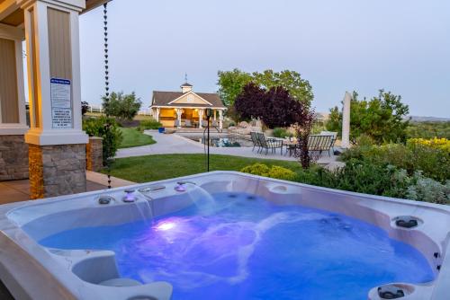 Bazén v ubytování Frontier Resort nebo v jeho okolí