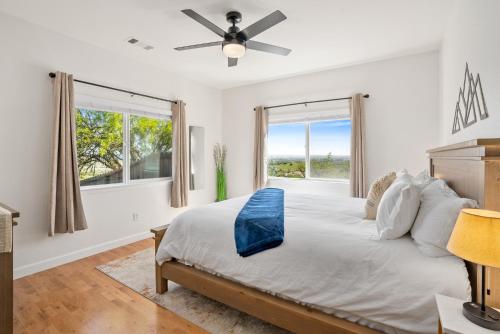 Schlafzimmer mit einem Bett, einem Deckenventilator und Fenstern in der Unterkunft Mira Vista Heights in Oak Park