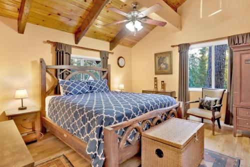 una camera da letto con un letto e un ventilatore a soffitto di The Cozy Cottage#2384 a Big Bear Lake