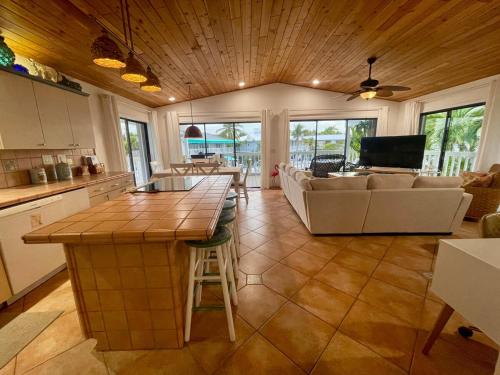 Kuchyň nebo kuchyňský kout v ubytování 3 Bedrooms 3 Bath Direct Ocean Bay w Remote Lift HotTub Gated Sleeps12