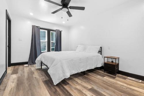 Ένα ή περισσότερα κρεβάτια σε δωμάτιο στο 6BR Homes Perfect for Large Groups & Families Near Niagara Falls Attractions