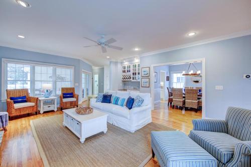 ein Wohnzimmer mit Sofa und Tisch in der Unterkunft Robinsons drive 38223 in Rehoboth Beach
