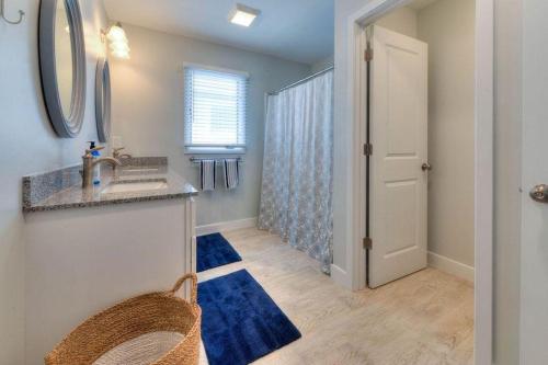 un baño con lavabo y espejo en Bayard avenue 2202a, en Dewey Beach