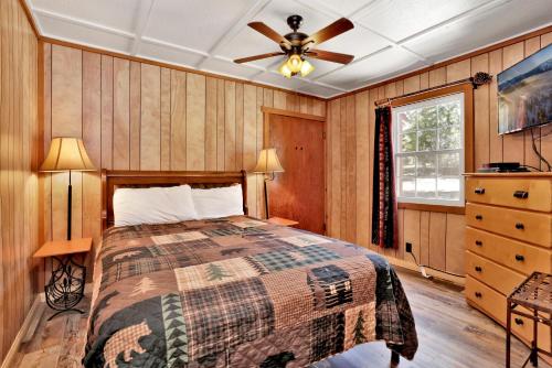een slaapkamer met een bed en een plafondventilator bij FRANK'S OLD BEAR #149 in Big Bear Lake