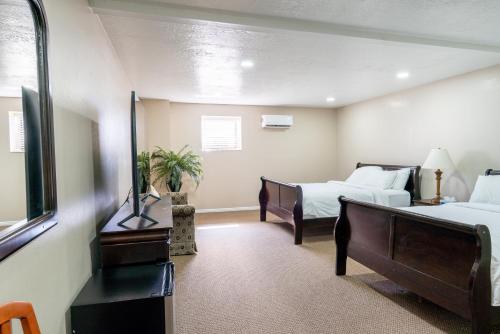 a bedroom with two beds and a mirror at Road Creek Inn in Loa