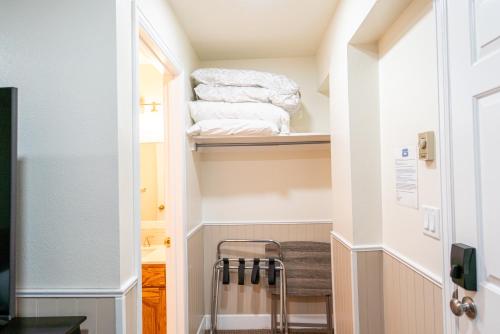 a hallway with a walk in closet with towels at Road Creek Inn in Loa