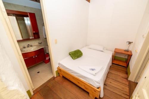 a small room with a bed and a sink at Hotel Santa Laura Jerico in Jericó