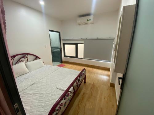 a small room with a bed and a window at Happy Garden Hồ Tràm in Ho Tram