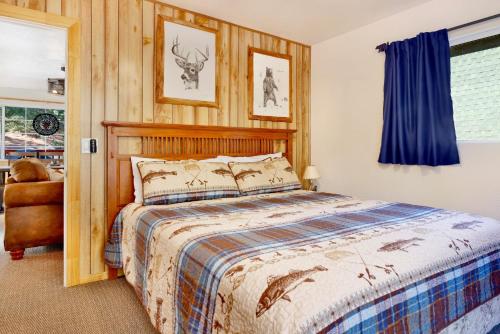 Un dormitorio con una cama con cabecero de madera. en Montana cabin #1938, en Big Bear City