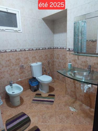 a bathroom with a toilet and a sink at Del Mar Plaza in Tangier