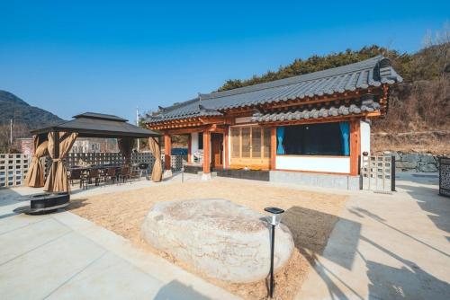 SayŏnにあるMilyang Soandangの大岩を前に建つ建物