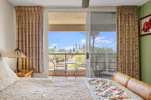 ワイレアにあるCentral 1 bedroom gorgeous beaches MBG405のベッドルーム1室(ベッド1台付)が備わります。バルコニーの景色を望めます。