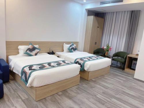 a hotel room with two beds in a room at SALA HOTEL MÓNG CÁI in Móng Cái
