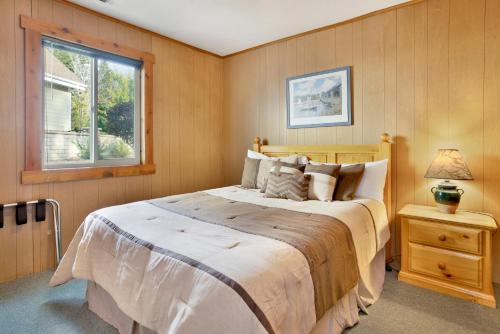 een slaapkamer met een groot bed en een raam bij Lakeview getaway #2120 in Big Bear Lake