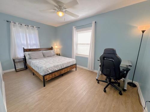 Ένα ή περισσότερα κρεβάτια σε δωμάτιο στο 2 COZY BeDRooM WITH HUGE YARD
