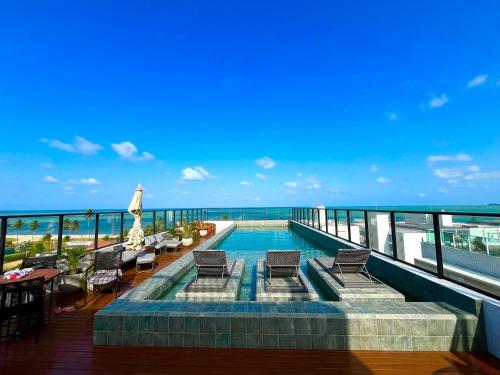 a swimming pool on the roof of a building at Espaço e conforto em frente ao mar in João Pessoa