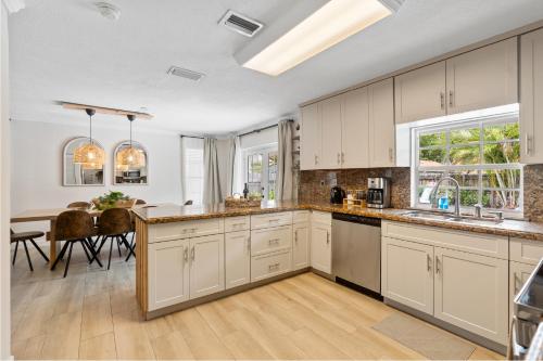 Η κουζίνα ή μικρή κουζίνα στο Boho Style 5 BR 2,5 BT Heated Pool Fit 14