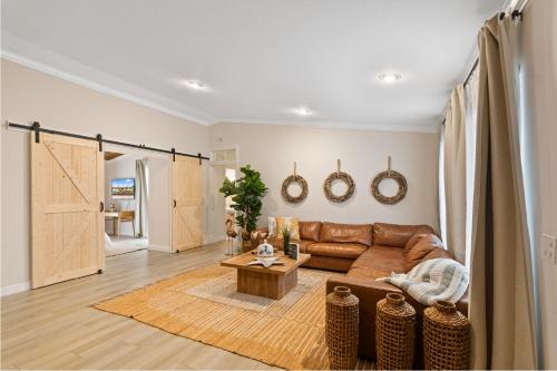 Χώρος καθιστικού στο Boho Style 5 BR 2,5 BT Heated Pool Fit 14