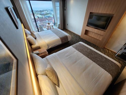 Postel nebo postele na pokoji v ubytování Seogwipo JS Hotel