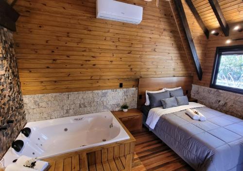Postel nebo postele na pokoji v ubytování AriMara Chalés & Ecoturismo