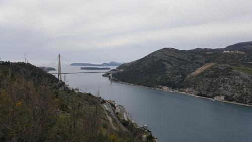 una vista di un fiume con un ponte in lontananza di Apartment Pavo a Dubrovnik