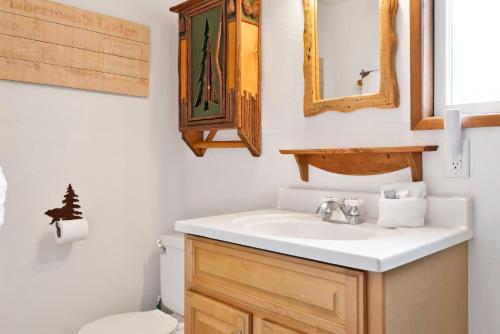 een badkamer met een wastafel en een spiegel en een toilet bij Lakeview getaway #2120 in Big Bear Lake